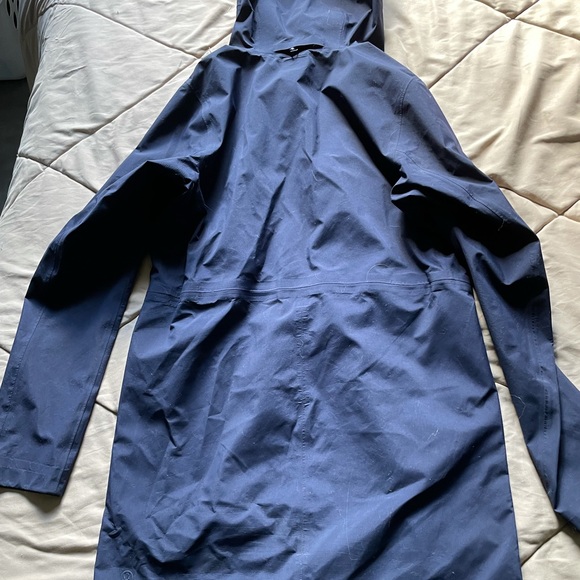 Lululemon rain jacket size 4 - Picture 2 of 2